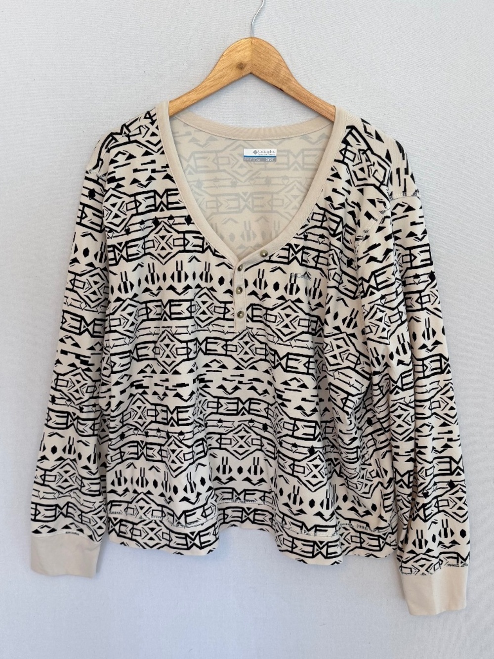 COLUMBIA Women’s 3X Cream & Black Geo Print V-neck Henely Long Sleeve Shirt